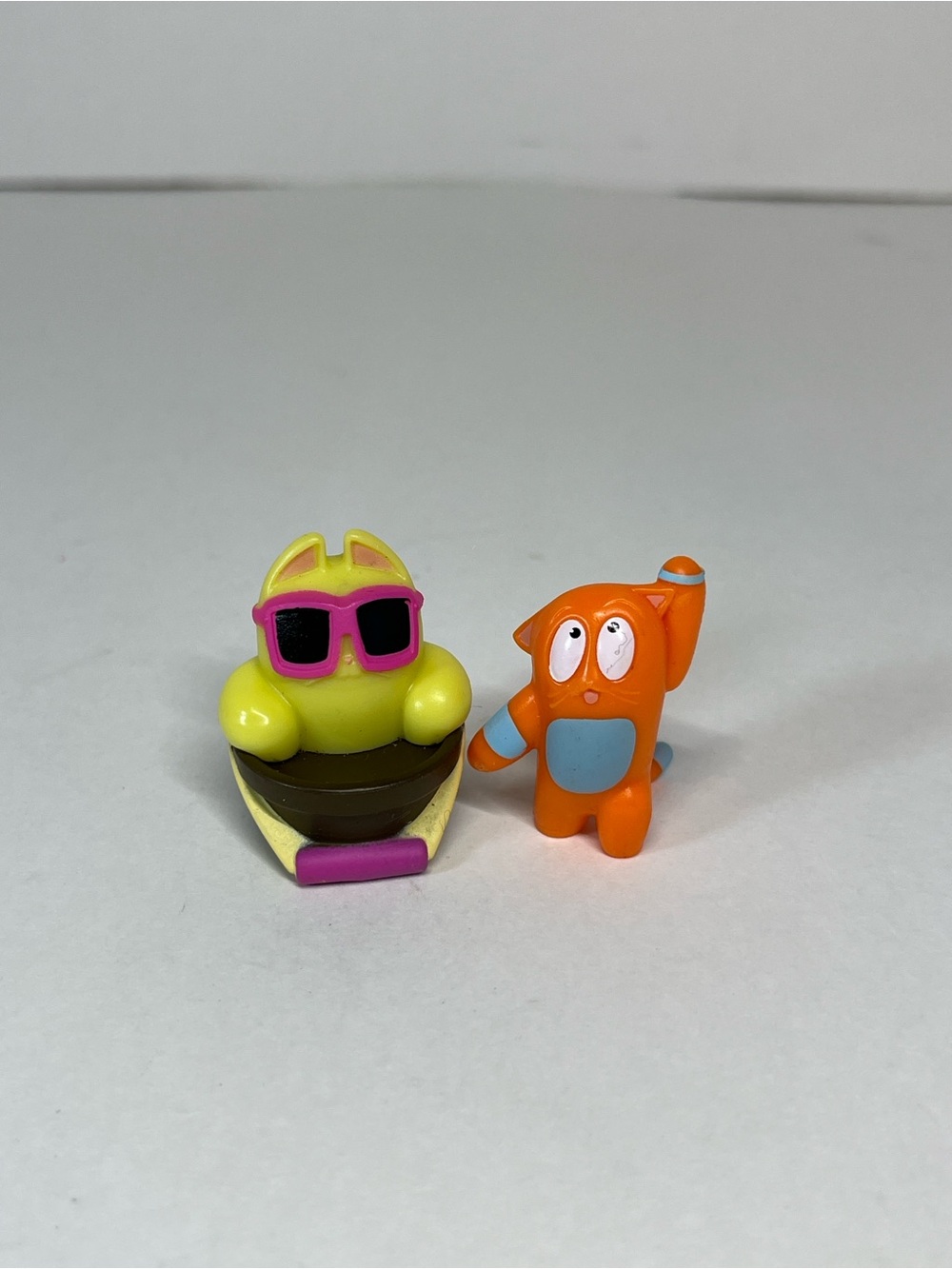 Lost Kitties Lot or 2 Yellow Cat Beach Bucket Sunglasses Orange Mini Figure Toy